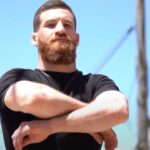 Defying the Odds: Yanal Ashmouz Fights Through Pain with Broken Arm, Captivating Fans Worldwide