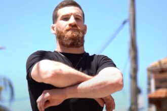 Defying the Odds: Yanal Ashmouz Fights Through Pain with Broken Arm, Captivating Fans Worldwide