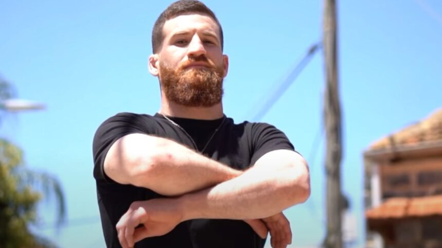 Defying the Odds: Yanal Ashmouz Fights Through Pain with Broken Arm, Captivating Fans Worldwide