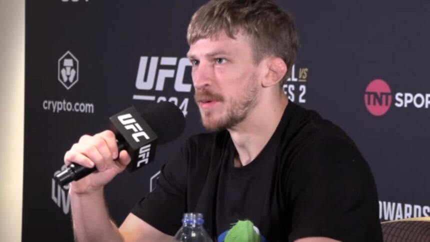 vUFC 304: Arnold Allen's Unique Shorts and High Stakes Showdown